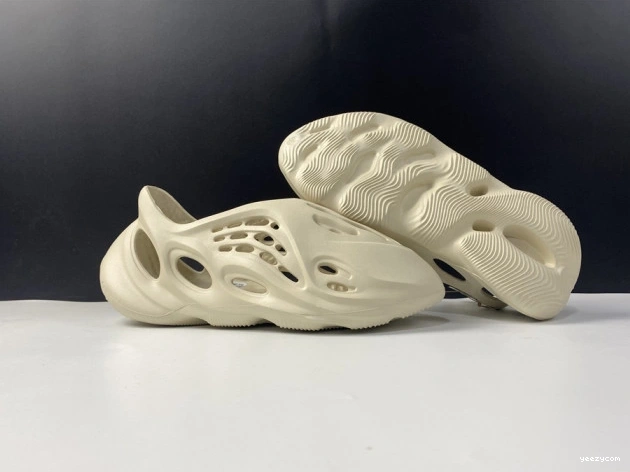 FY4567 Sand RNNR Adidas Foam Yeezy 1114